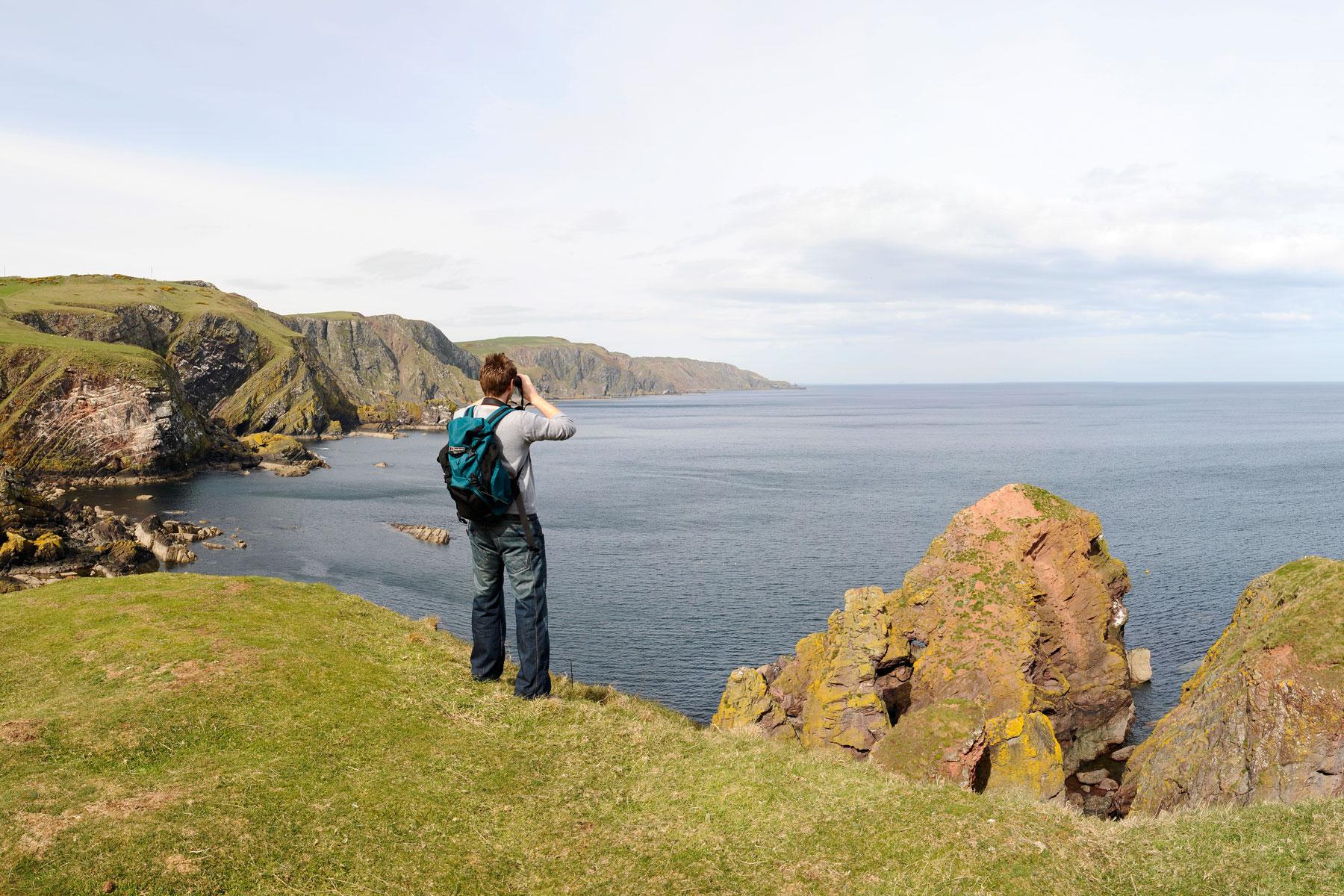 Birdwatching from the cliffs at St Abbs Head NNR. ©Lorne Gill/SNH. For information on reproduction rights contact the Scottish Natural Heritage Image Library on Tel. 01738 444177 or www.nature.scot